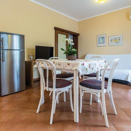 Gorgeous Apartment In Porec With Kitchen Kültér fotó