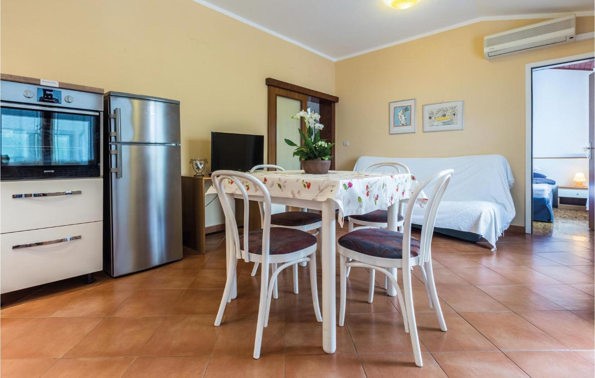 Gorgeous Apartment In Porec With Kitchen Kültér fotó